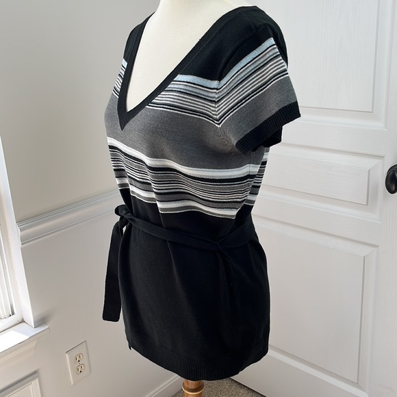 NY & Co V-neck vintage style sweater with short sleeves and tie - Picture 4 of 11